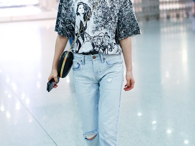 蓝色牛仔裤搭配T恤就这么简单却又不简单