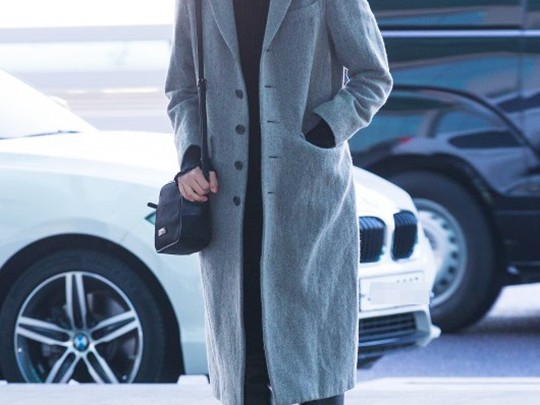 解锁黑色外套的毛衣搭配密码告别沉闷穿出高级感