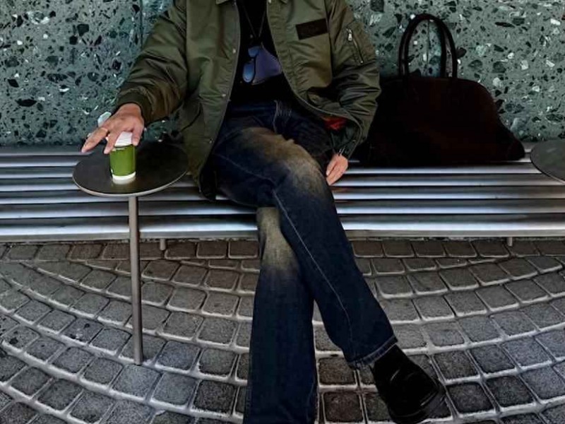 男子穿衣搭配网：今年男士最圈粉穿搭，上半身夹克下半身牛仔裤，帅气又实用