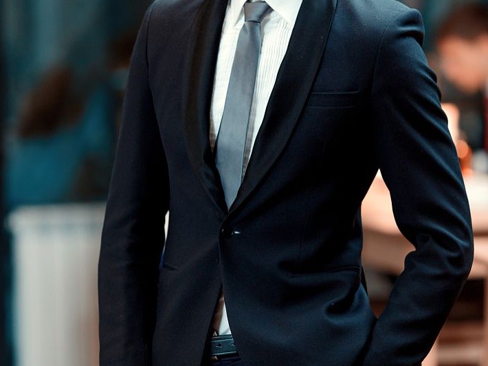 西装外面穿啥好？这些搭配让你帅出新高度