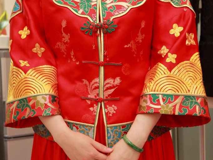 中式婚礼礼服加盟：穿越传统的财富密码，让你的创业梦红火起来