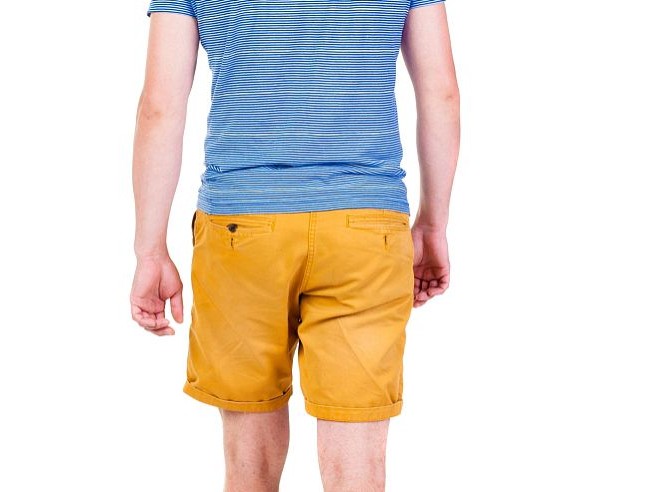 蓝色裤子穿搭全攻略 这样配上衣让你天天穿出新感觉