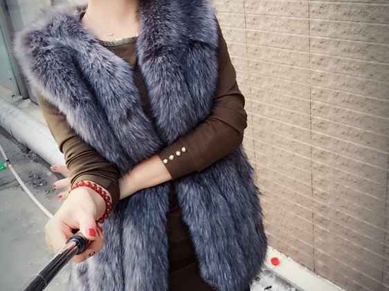 标题：皮草坎肩搭中式：穿出东方韵味的保暖时尚秘籍，让你出门倍儿有面儿！
