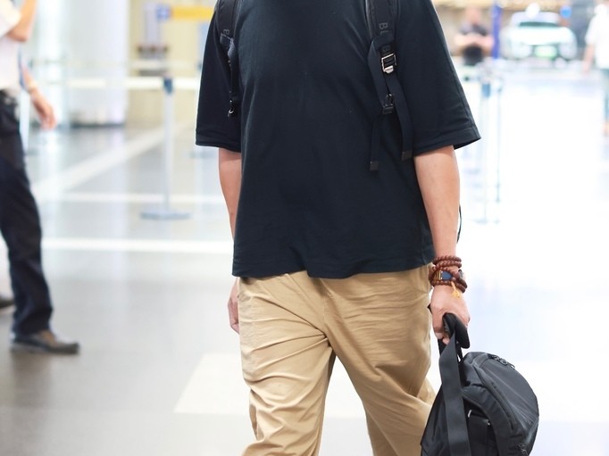 黑色T恤裤子搭配全攻略 穿出你的花样范儿