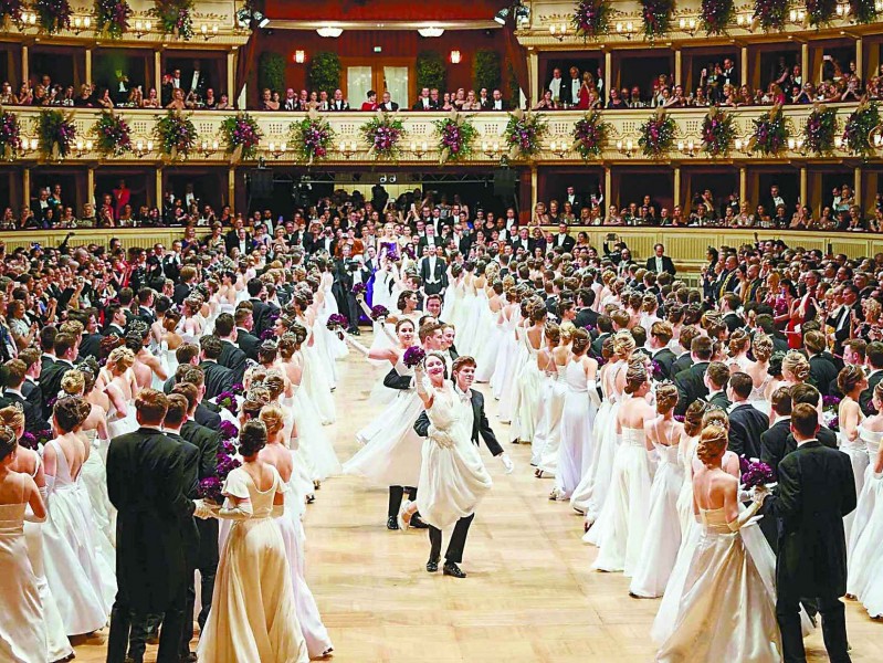 维也纳舞会季指南：优雅穿衣搭配与全城狂欢文化