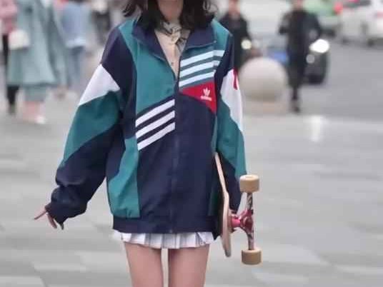 万斯鞋和袜子这样搭 简单几步穿出潮人范儿