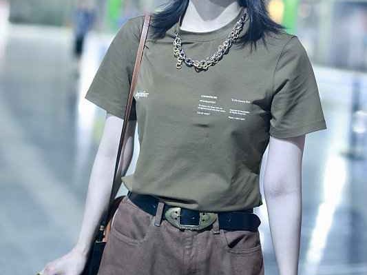 中长T恤搭配裤子全攻略，穿出你的风格范儿