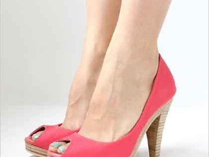 一双高跟鞋的奇幻漂流 从马背到红毯的千年故事